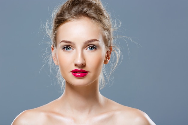 Foto gratuita hermosa mujer rubia con maquillaje brillante