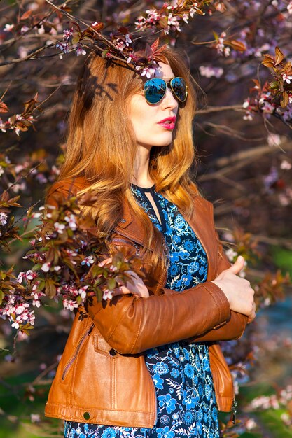 Hermosa mujer rubia en el parque en un cálido día de primavera