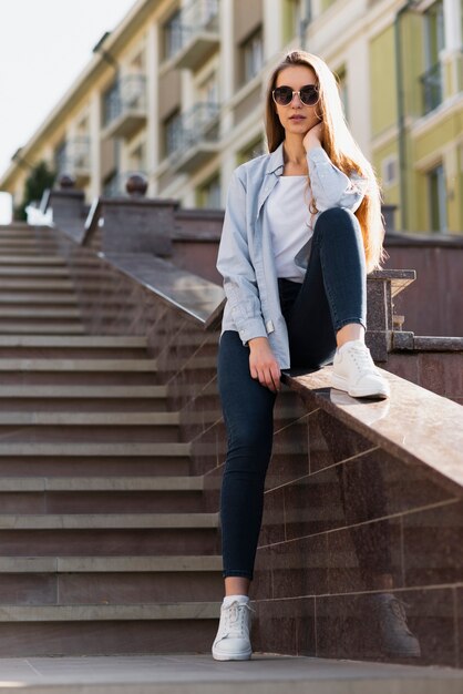 Hermosa mujer rubia posando artística