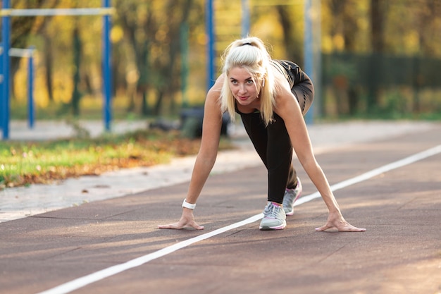 Hermosa mujer rubia preparándose para correr