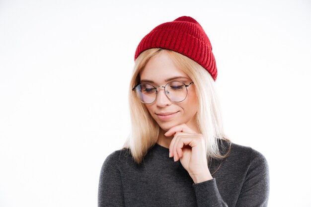 Hermosa mujer rubia con sombrero y gafas mirando a otro lado