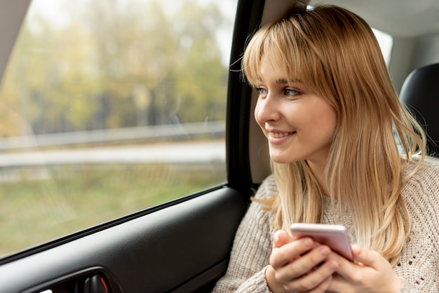 Hermosa mujer rubia sosteniendo un teléfono