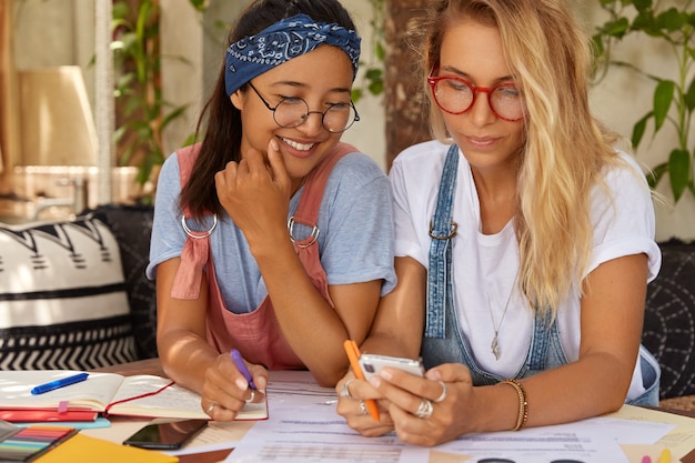 Hermosa mujer rubia tiene dispositivo de teléfono inteligente