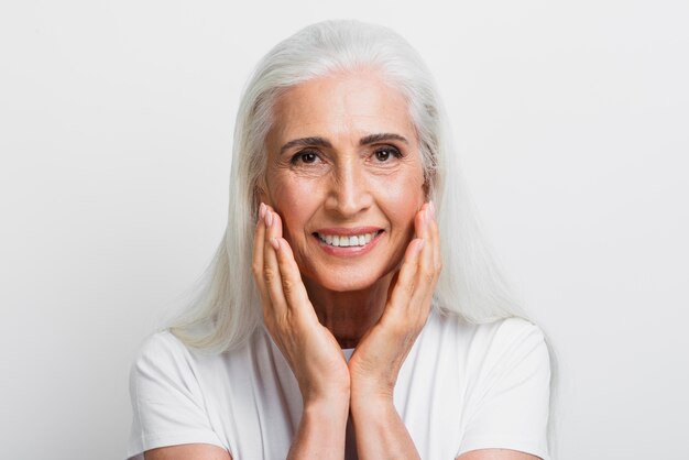 Hermosa mujer senior orgullosa de su rostro