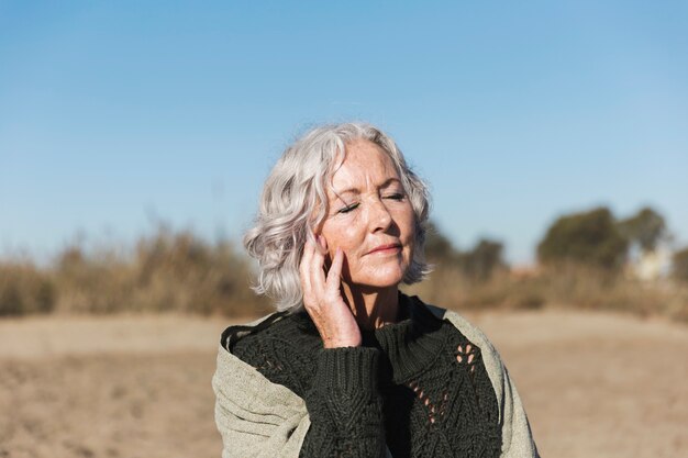 Hermosa mujer senior relajante al aire libre