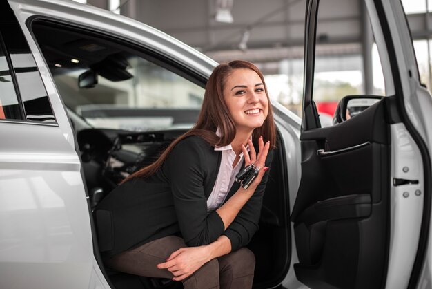 Hermosa mujer sentada dentro del auto