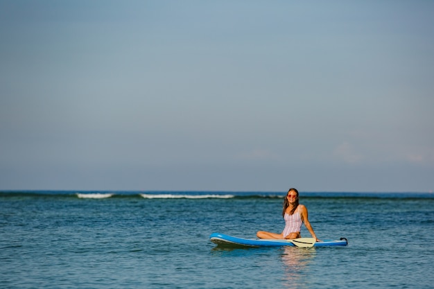 Hermosa mujer sentada en sup.