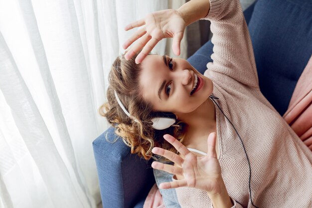 Hermosa mujer en el sofá escuchando música