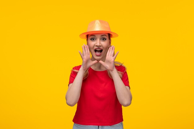 Hermosa mujer con sombrero naranja con entusiasmo llamando a alguien chica de dibujos animados de fondo amarillo