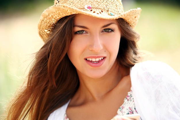 Hermosa mujer con sombrero de paja