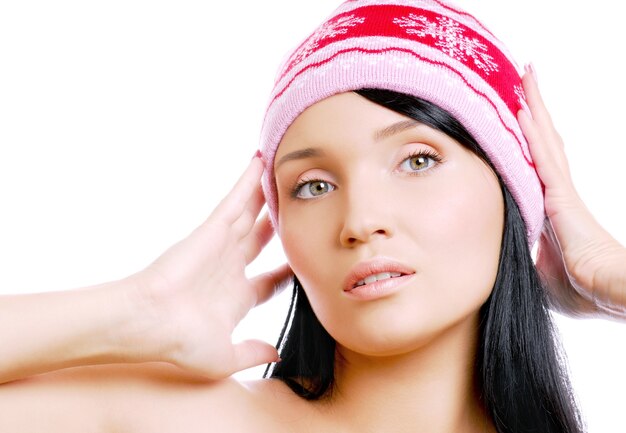 Hermosa mujer con sombrero rojo de invierno