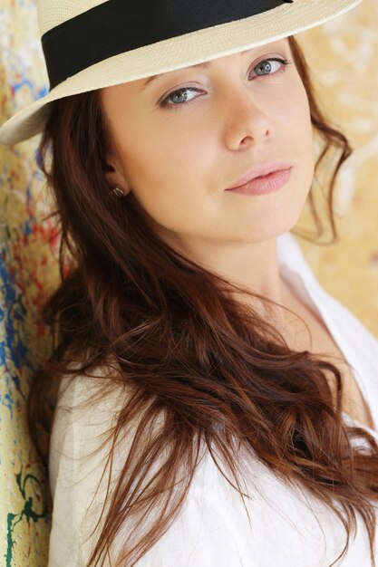 Hermosa mujer con sombrero