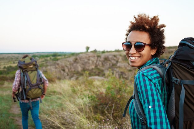 Hermosa mujer sonriendo al aire libre