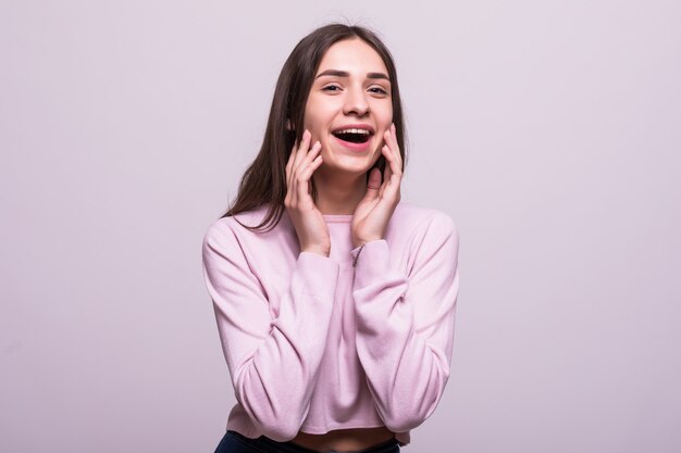 Hermosa mujer sonriendo con la boca abierta y las palmas abiertas