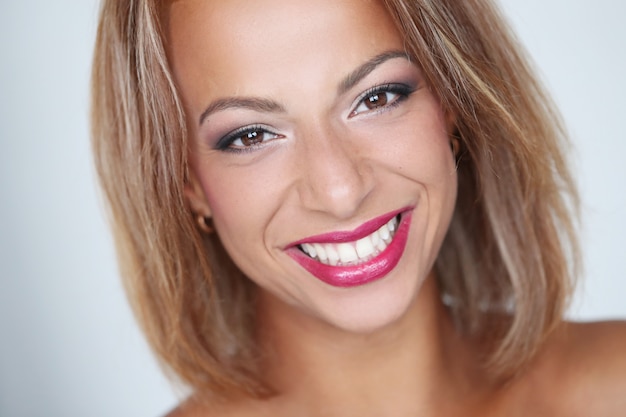 Hermosa mujer sonriendo con labios rojos