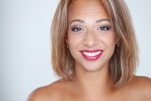 Hermosa mujer sonriendo con labios rojos