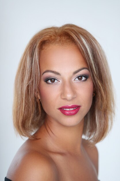 Hermosa mujer sonriendo con labios rojos