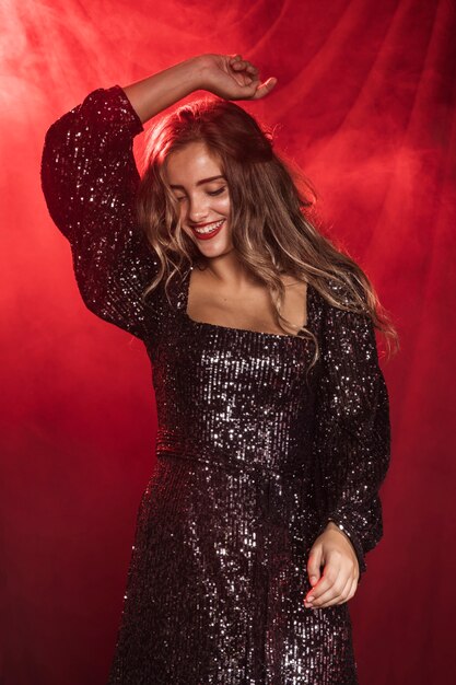 Hermosa mujer sonriendo y vistiendo un vestido de fiesta