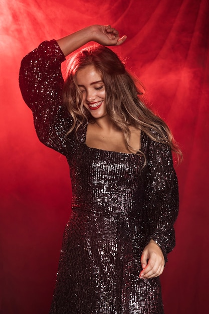 Hermosa mujer sonriendo y vistiendo un vestido de fiesta