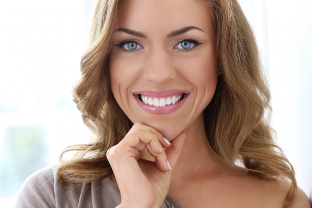 Hermosa mujer sonriendo