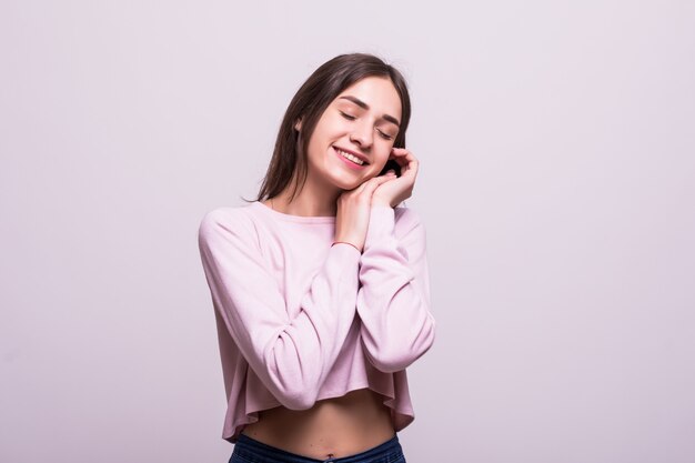 Hermosa mujer sonriente aislada sobre fondo blanco