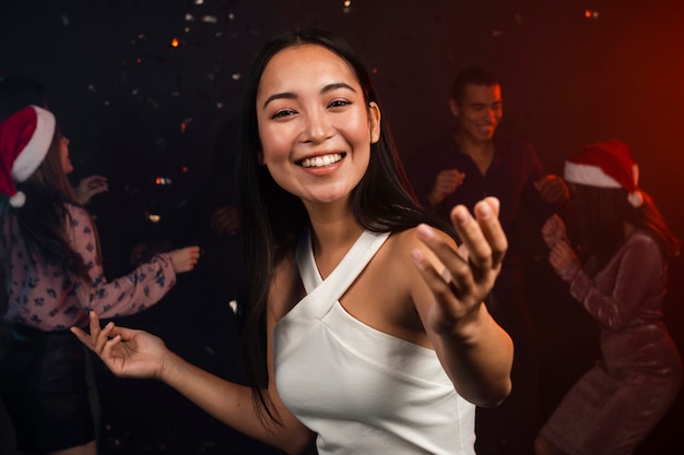 Foto gratuita hermosa mujer sonriente bailando en fiesta de año nuevo