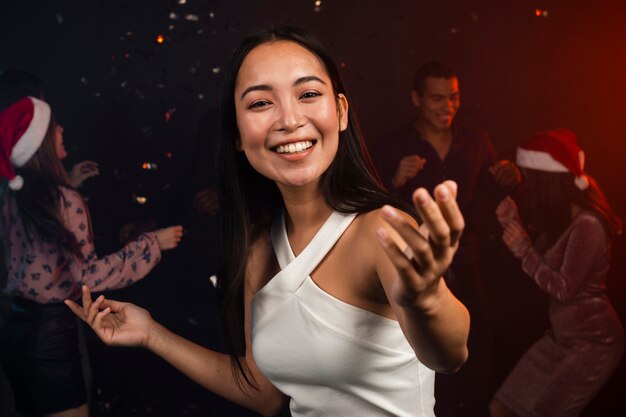 Hermosa mujer sonriente bailando en fiesta de año nuevo