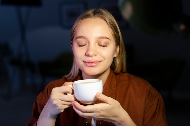 Foto gratuita hermosa mujer sonriente bebiendo café