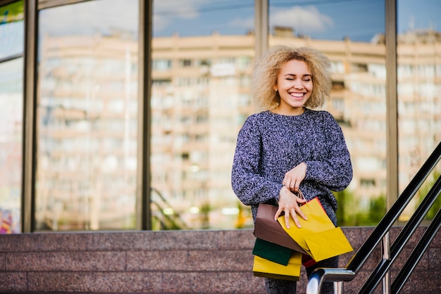 Hermosa mujer sonriente cliente con las compras