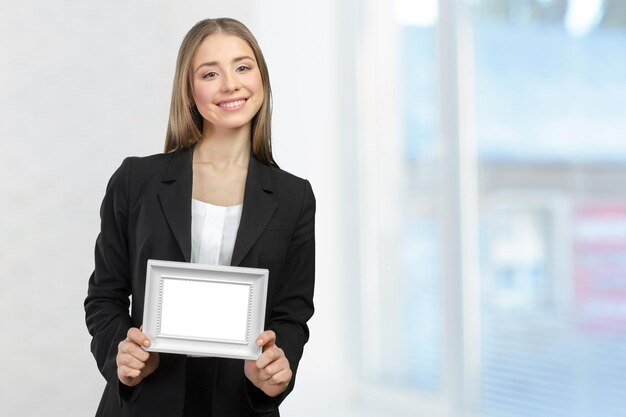 Hermosa mujer sonriente feliz mostrando espacio de copia