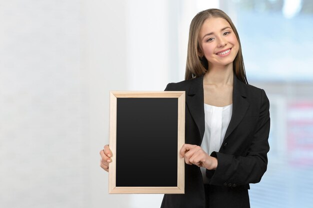 Hermosa mujer sonriente feliz mostrando espacio de copia