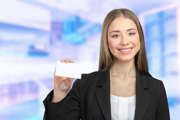 Hermosa mujer sonriente feliz mostrando espacio de copia