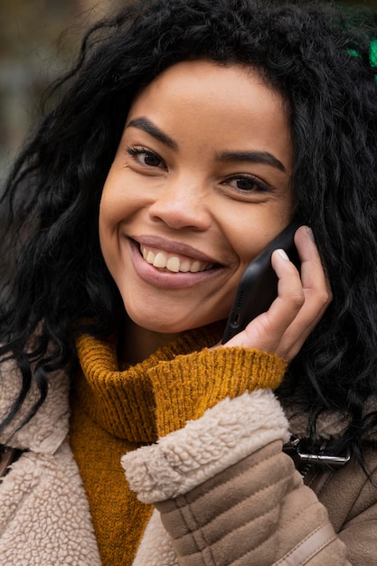 Hermosa mujer sonriente hablando por teléfono