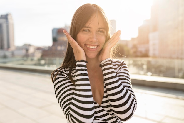 Hermosa mujer sonriente posando de una manera linda