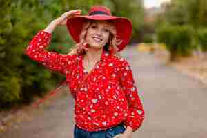 Foto gratuita hermosa mujer sonriente rubia con estilo atractivo en traje de moda de verano de sombrero rojo paja y blusa