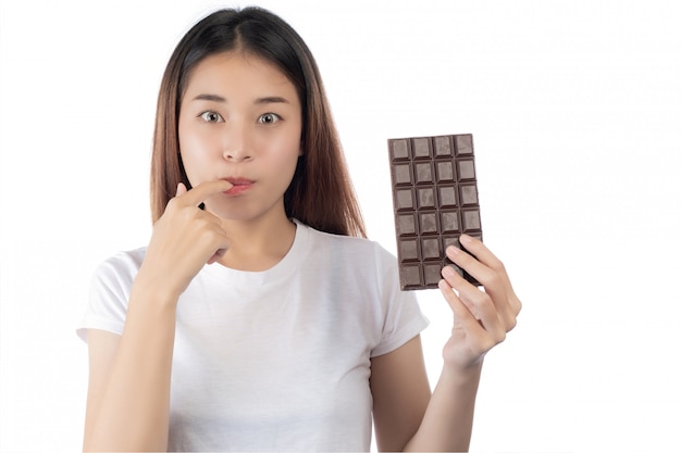 Hermosa mujer con una sonrisa feliz sosteniendo una mano chocolate