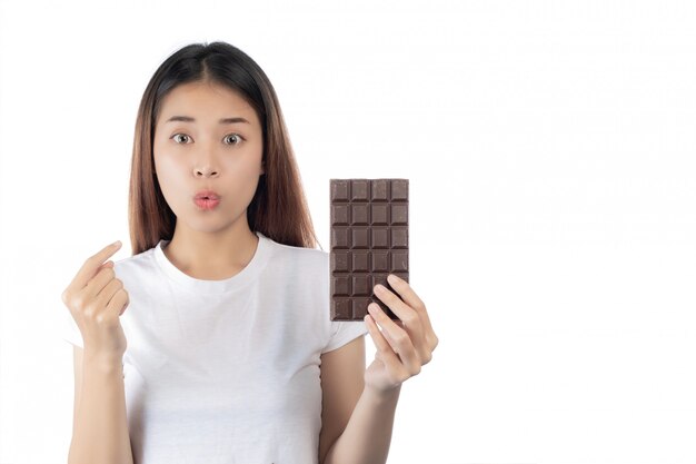 Hermosa mujer con una sonrisa feliz sosteniendo una mano chocolate