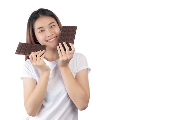 Foto gratuita hermosa mujer con una sonrisa feliz sosteniendo una mano chocolate