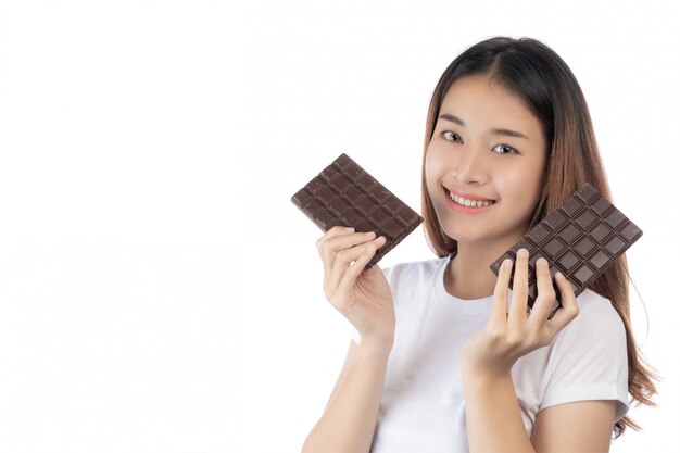 Hermosa mujer con una sonrisa feliz sosteniendo una mano chocolate