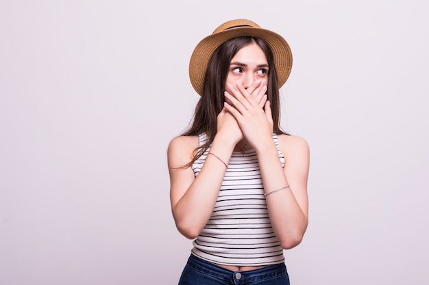 Hermosa mujer sorprendida feliz con emociones positivas aislado sobre fondo blanco.