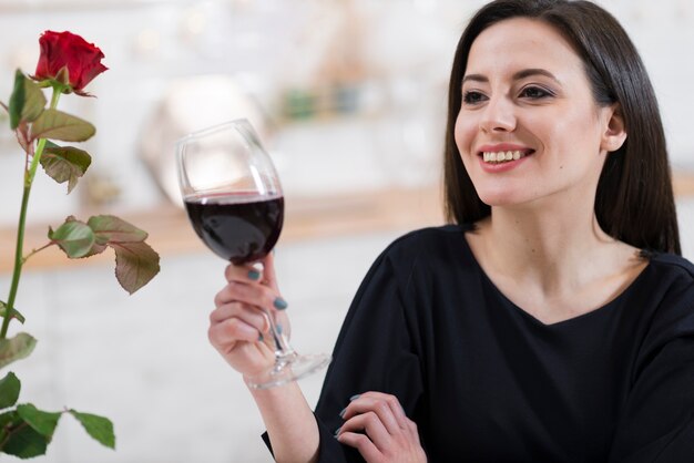 Hermosa mujer sosteniendo una copa de vino tinto