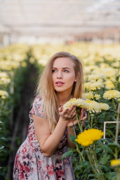 Hermosa mujer sosteniendo flores en las manos