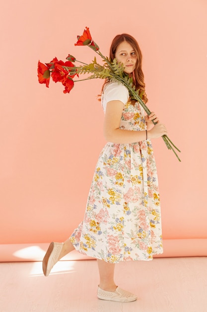 Hermosa mujer sosteniendo flores