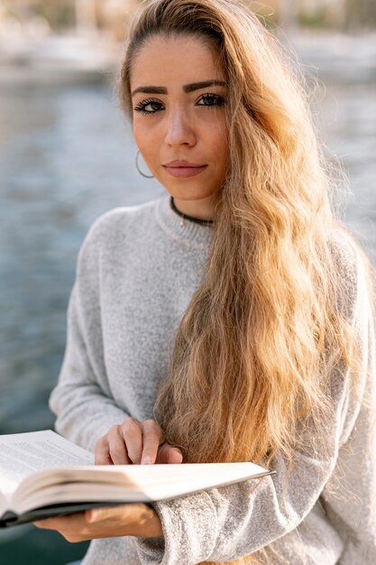 Hermosa mujer sosteniendo un libro