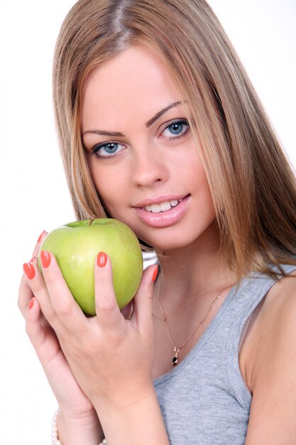 Hermosa mujer sosteniendo manzana verde
