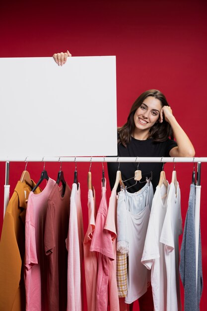 Hermosa mujer sosteniendo una maqueta de banner vacía