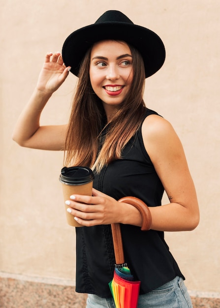 Foto gratuita hermosa mujer sosteniendo un paraguas colorido