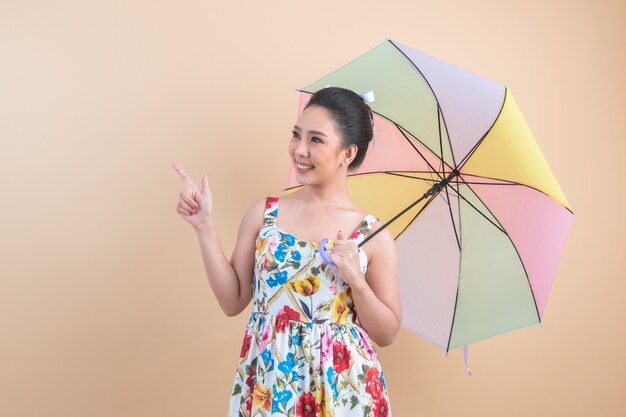 hermosa mujer sosteniendo un paraguas