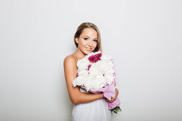 Hermosa mujer sosteniendo ramo de flores