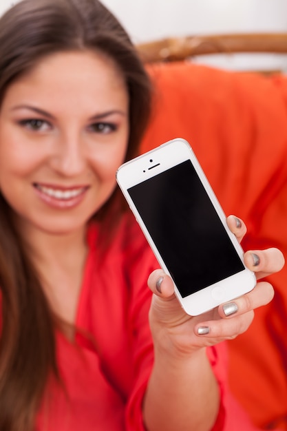 Hermosa mujer sosteniendo smartphone